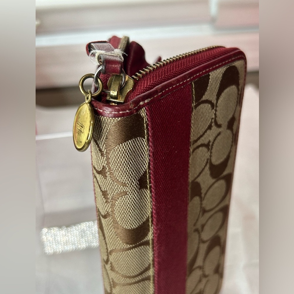 EUC Coach Signatire brown and burgundy wallet - Picture 6 of 7